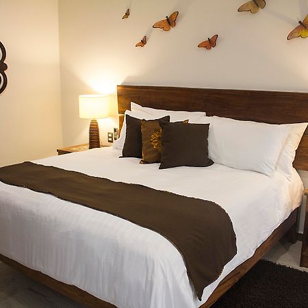 Casa Ticul Hotel Boutique - 5Th Ave (Adults Only) Playa del Carmen Bagian luar foto A bed with a bed runner